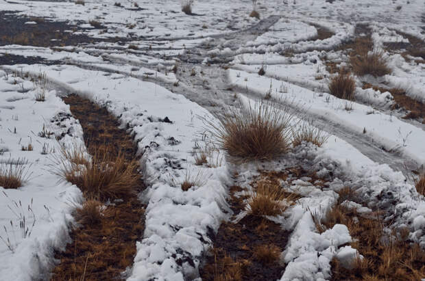 Больше 30 машин застряли в снежном плену на дороге Аксарка-Салехард