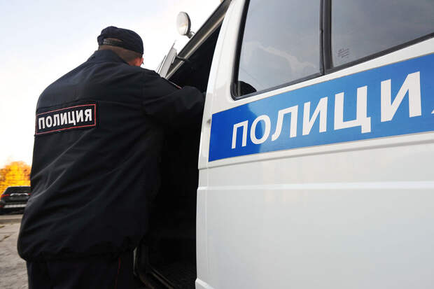 В Омске задержали подозреваемого в работе курьером на мошенников