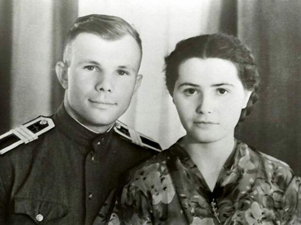 Юрий Алексеевич Гагарин со своей женой Валентиной Ивановной. СССР. 1957 г. известные, люди, фото