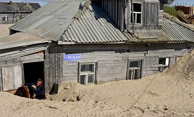 Neįprastas kaimas Arktyje: Šoinos kaimą prarijo dykuma, bet žmonės ir toliau gyvena namuose pusiau smėlyje