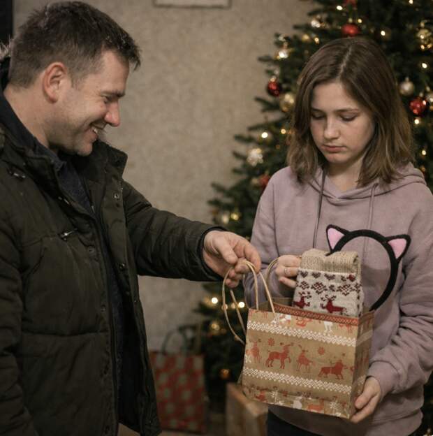 — Самое время усадить гостей за стол! — бросил бывший супруг, появившись на пороге вместе с молодой женой и уверенно шагнув в квартиру своей экс-жены в новогодний вечер.