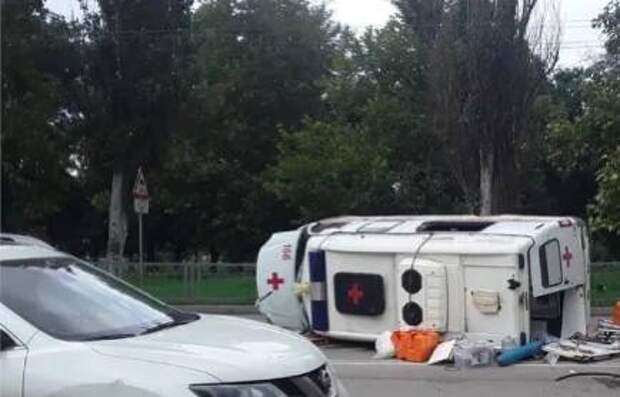 20 августа 2021 года в Керчи произошло ДТП между легковым автомобилем и «скорой», в результате которого погибли два пассажира спецмашины – пациент и его сопровождающий, два медработника получили травмы средней степени тяжести. Суд установил, что обвиняемый управлял автомобилем скорой помощи – он ехал через перекрёсток на красный сигнал светофора с включенными маячками и спецсигналом, но со скоростью, превышающей допустимую в населённых пунктах. Таким образом, он совершил столкновение с легковушкой, произошло опрокидывание «скорой». 