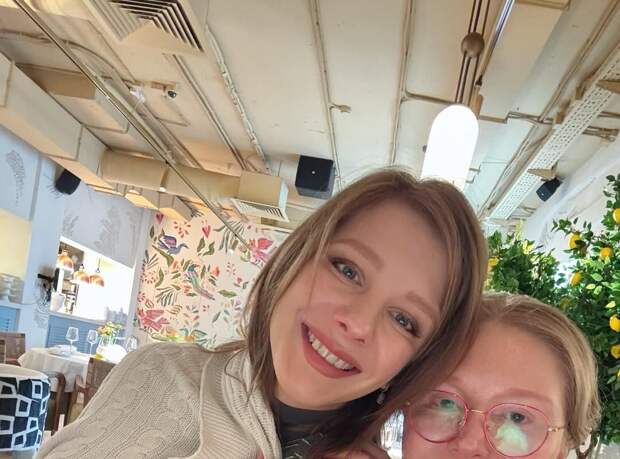 Актриса Елизавета Арзамасова опубликовала фото с матерью