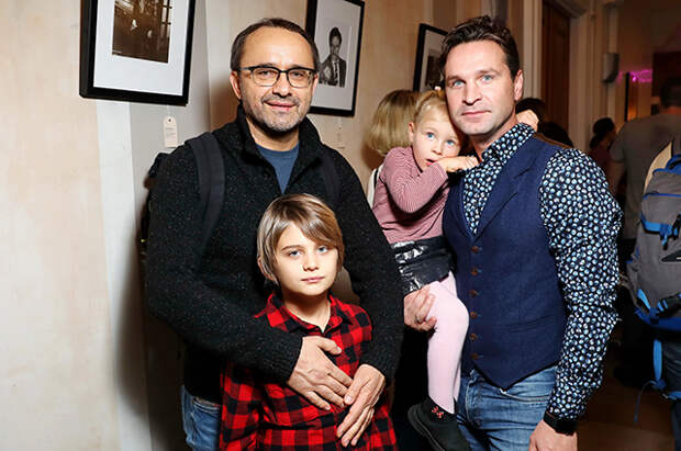 Андрей Звягинцев с сыном Петей и Виктор Добронравов с дочерью Василисой