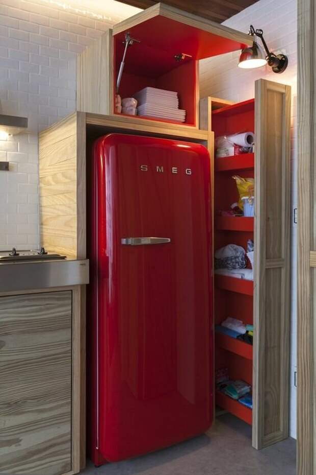 Холодильник как акцент в интерьере. Источник: Pinterest