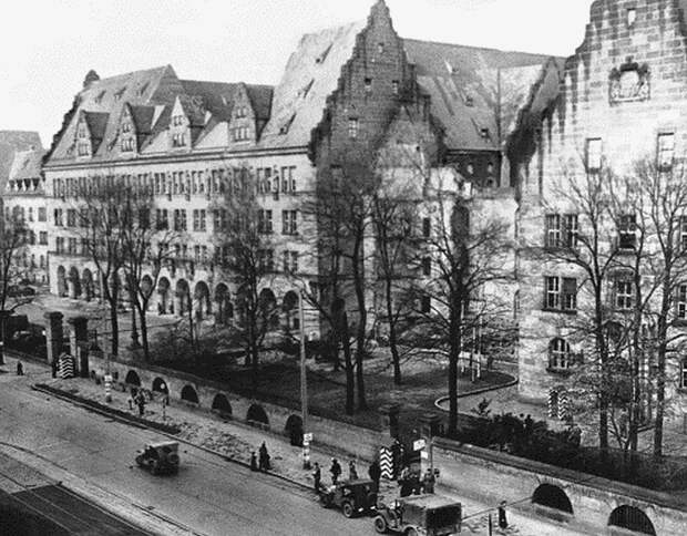 Нюрнбергский Дворец правосудия, в котором проходил Суд Народов. Фото 1945 г.