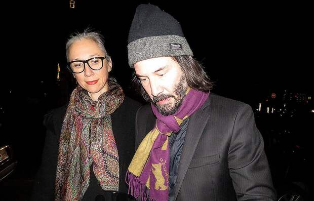 Холостяк передумал? Киану Ривз вышел в свет под руку с американской художницей