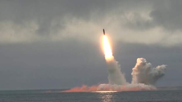 Пуск баллистической ракеты "Булава" с российской подводной лодки. Источник изображения: 