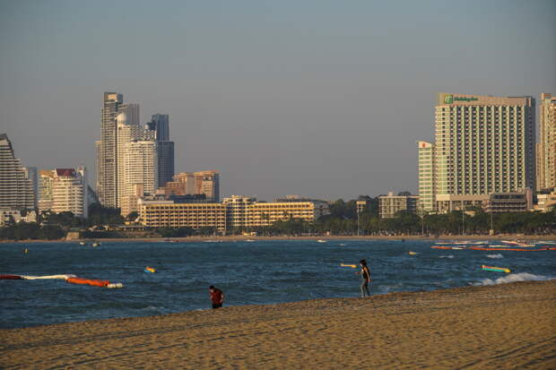 Бездомный мужчина начал мастурбировать на глазах у туристов в Таиланде