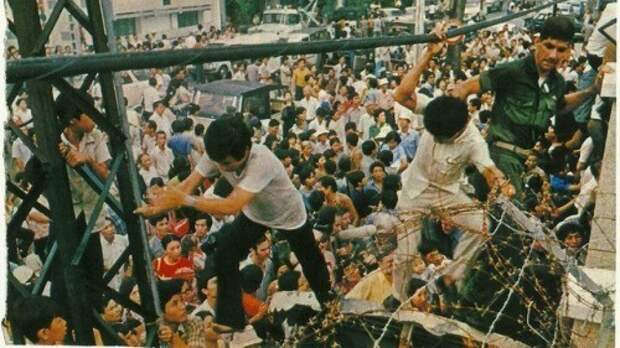 Вьетнамцы пытаются попасть в посольство США во время падения Сайгона, 1975 год. история, факты, фото