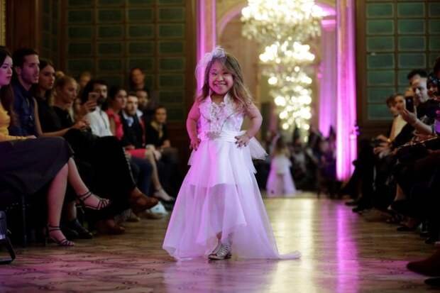 140-сантиметровые модели покорили подиум на Неделе моды в Париже девушки, мода, модель, платье, показ мод, рост, свадебное платье