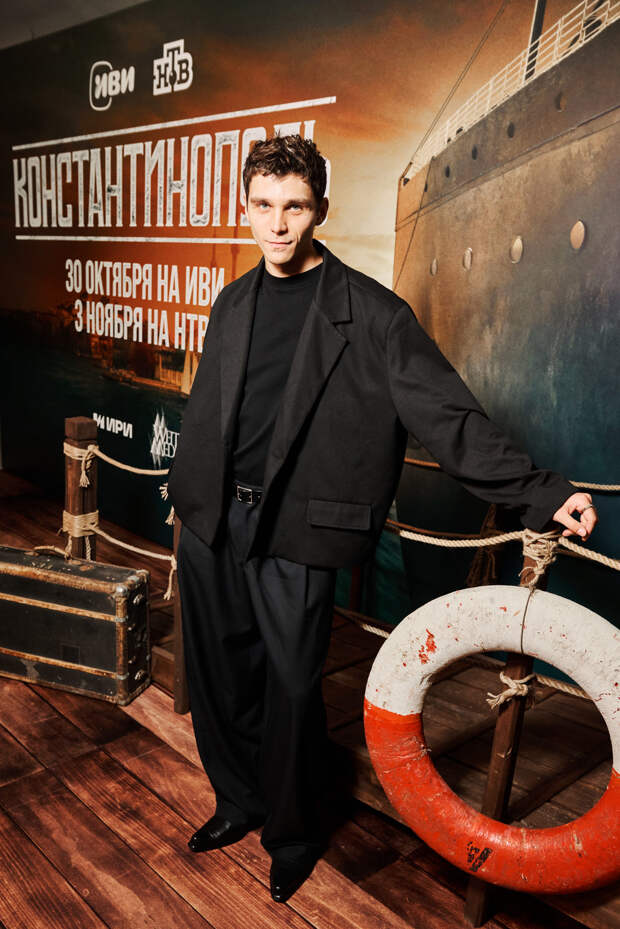 Изгои: Амалия Мордвинова, Александр Устюгов и Евгения Ахременко Изгои: Амалия Мордвинова, Александр Устюгов и Евгения Ахременко