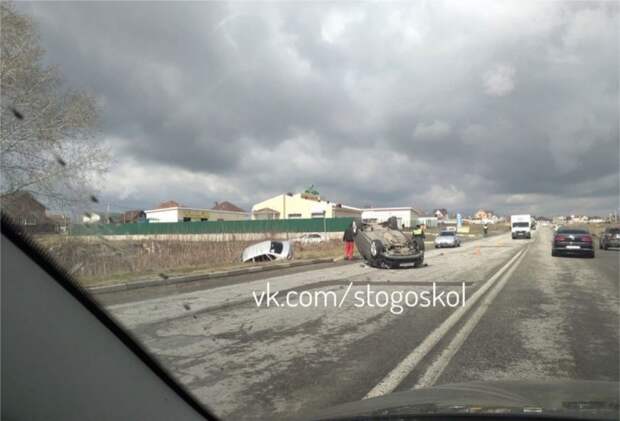 В пресс-службе УМВД по Белгородской области сообщили, что пострадавших в аварии нет. авария, авария дня, авто, авто авария, ваз, видео, дтп, не уступил