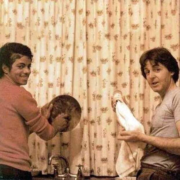 7. Майкл Джексон и Пол Маккартни моют посуду, 1982 г. Instagram, звезды, знаменитости, знаменитости в молодости, известные, редкие фото, селебрити, старые фото