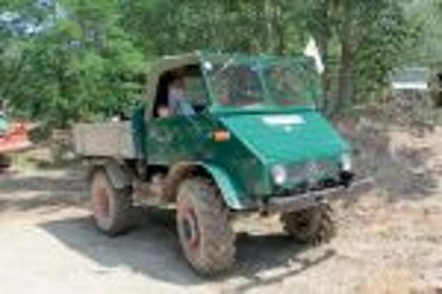 В сентябре 1956 г. мощность дизеля базовой версии Unimog 401/402 была увеличена до 30 л.c., а обозначение модели сменилось на Unimog 411.
