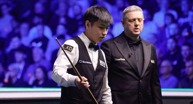 Tour Championship 2026: Чжао Синьтун сделал пять сенчури на пути к победе над Крисом Уокелином в 1/4 финала