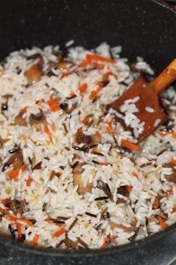 Фото к рецепту: Невероятно вкусный рис с овощами и грибами 