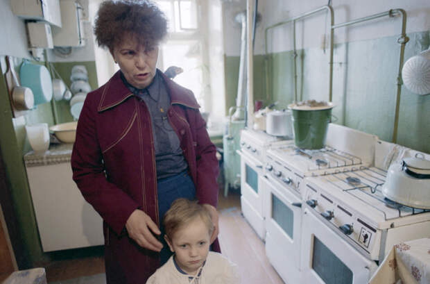 Тамара Александровна Писанова на кухне в коммунальной квартире. Фото © Фотохроника ТАСС