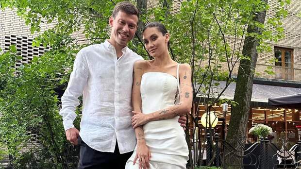 Фёдор Смолов опубликовал снимки с Кариной Истоминой в честь её 32-летия: «Жёнушка»
