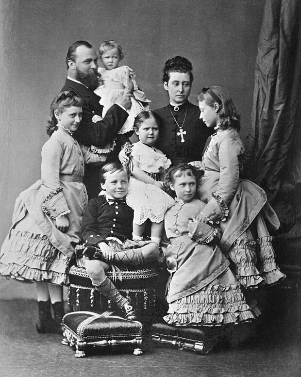 Алиса Великобританская  и Людвиг Гессенский с детьми в 1876 году  (сс) Wikimedia Commons