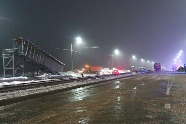 Под Нижним Новгородом пешеходный мост рухнул на трассу после наезда фуры
