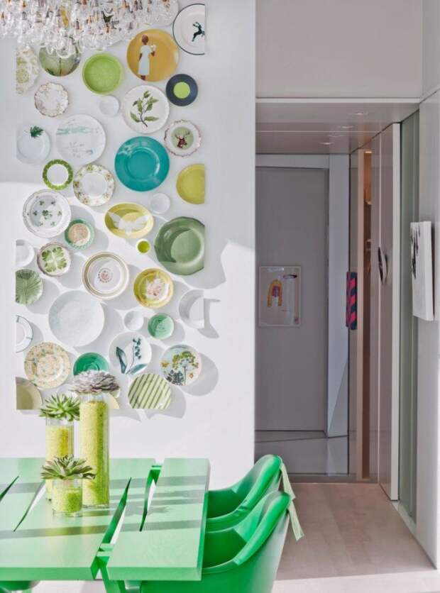 Декорирование стены кухни разноцветными тарелками