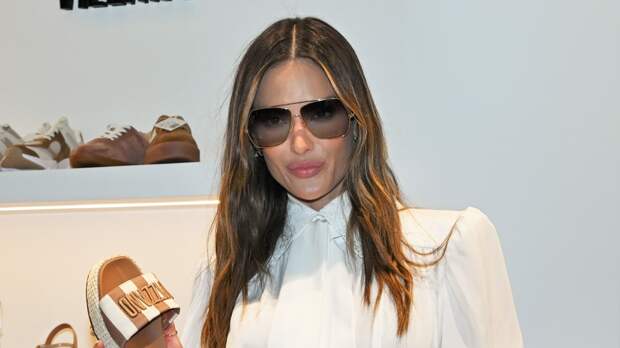 44-летняя супермодель с голой грудью прогулялась по пляжу