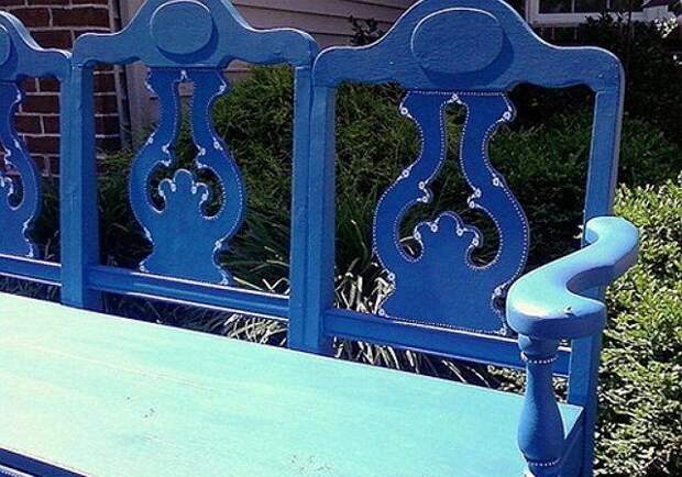 синяя деревянная скамейка из старых стульев фото
