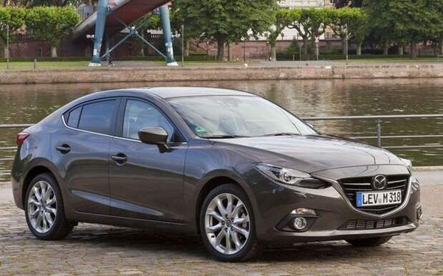 Безопасный автомобиль Mazda 3.