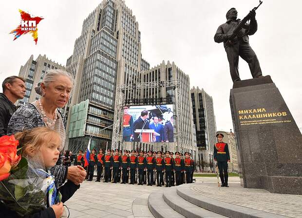 Памятник легендарному оружейнику Михаилу Калашникову был открыт в Москве во вторник 19 сентября. Фото: Евгения ГУСЕВА