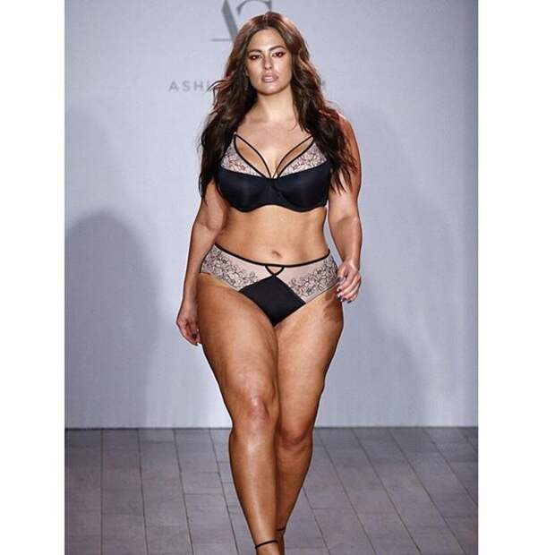 Black curvy lingerie skinny