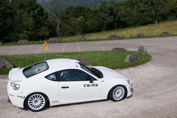 Toyota GT86 идет в ралли