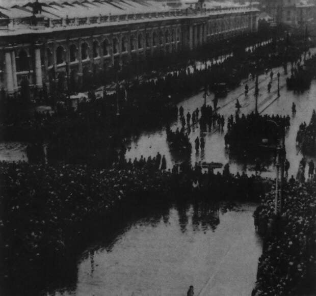 Похороны жертв революции в Петрограде