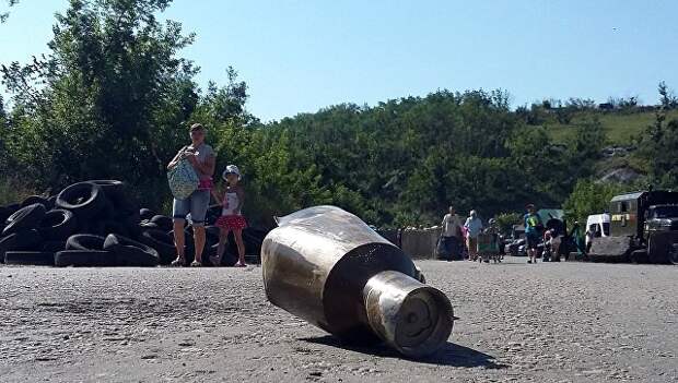 Осколок снаряда неподалеку от КПП Станица Луганская на линии соприкосновения в Донбассе. Архивное фото