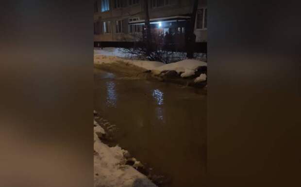 Жители одного из районов Петербурга остались без холодной воды из-за крупного прорыва трубы