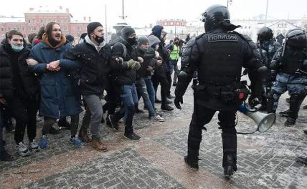 На фото: сотрудники полиции и участники несанкционированной акции в поддержку Алексея Навального на Комсомольской площади
