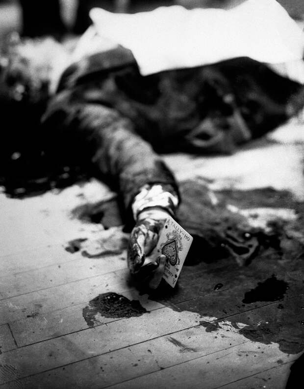 Убитый мафиози Джо Массерия на полу ресторана в Бруклине с пиковым тузом в руке история, факты, фото