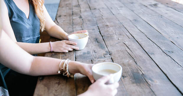 две девушки пьют кофе в кафетерии