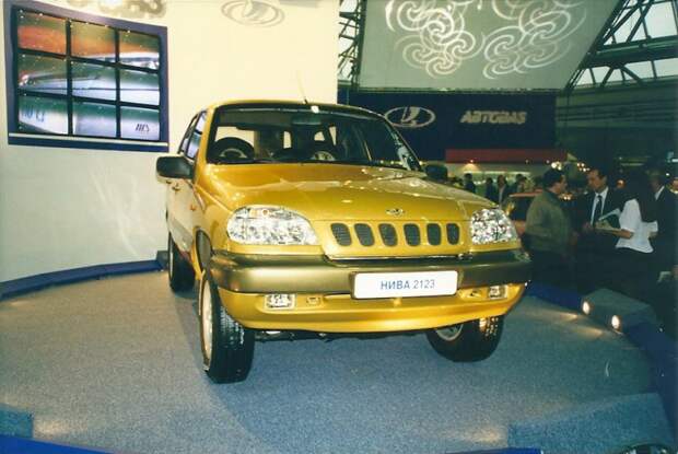 ВАЗ-2123 или новая Нива. Мелкосерийно производился в ОПП АВТОВАЗа в 1998-2002 гг. Позже был перелицован в Chevrolet Niva, которая выпускается до сих пор. автовыставка, автосалон, выставка, ретро фото
