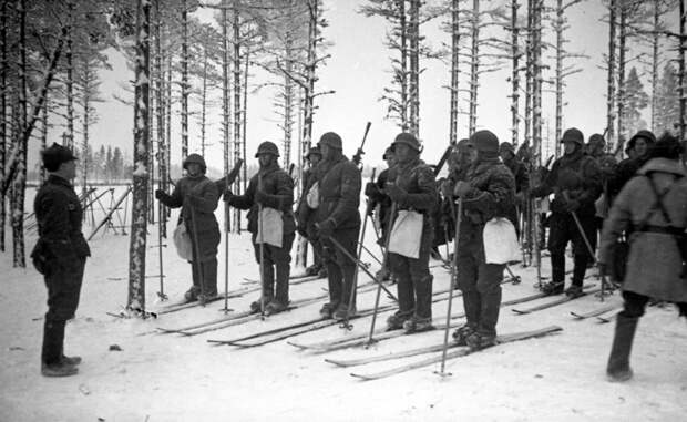 Инструктаж лыжного патруля Красной армии. 1939-1940 гг