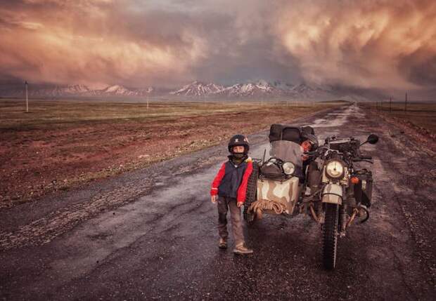 Восточная сказка: фотограф провез семью на мотоцикле от Румынии до Монголии
