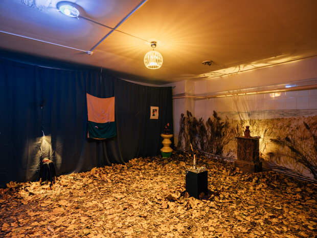 В подсобке во дворах Невского проходит «Тайная выставка». Там можно увидеть керамический мох и пошуршать сухими листьями