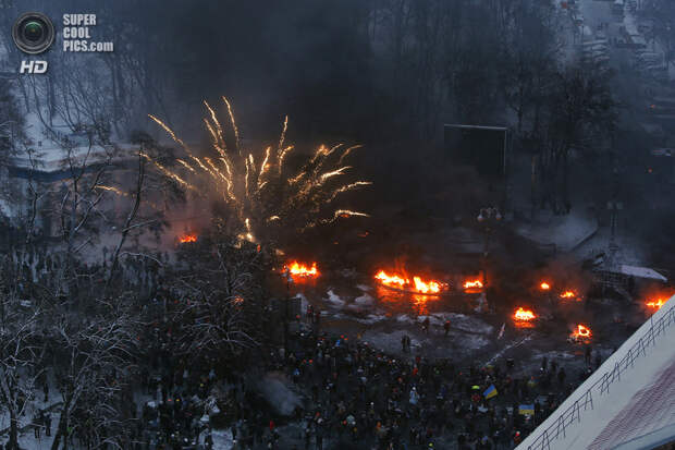 Украина. Киев. 22 января. Столкновения протестующих против действующей власти с сотрудниками правоохранительных органов. (AP Photo/Sergei Grits)