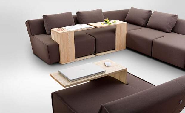 Удачный диван кофейного цвета в сочетании с не менее интересным столиком из дерева.