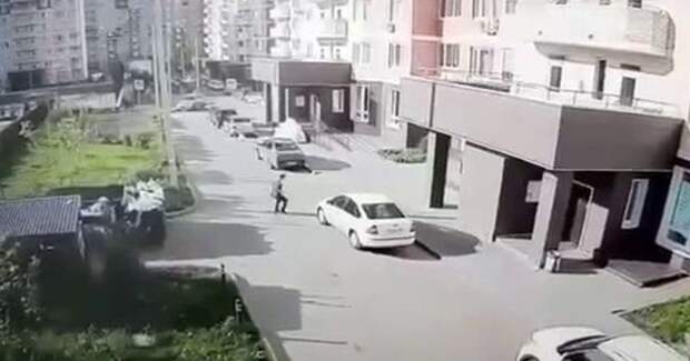 В Домодедово на мужчину наехала собственная машина
