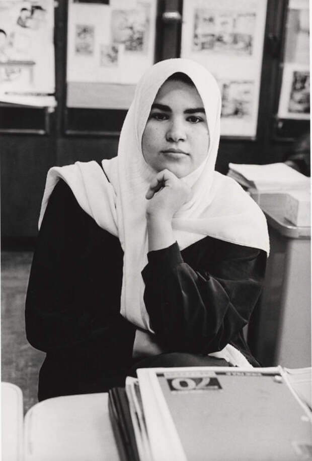 Иракская девушка-мусульманка, изучает английский язык, 1999 год. Mel Rosenthal.