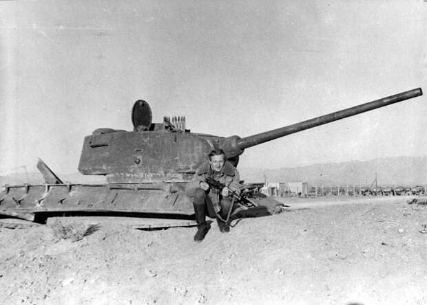 Т-34-85 - огневая точка афганской армии.  афган, бмп, война, танки