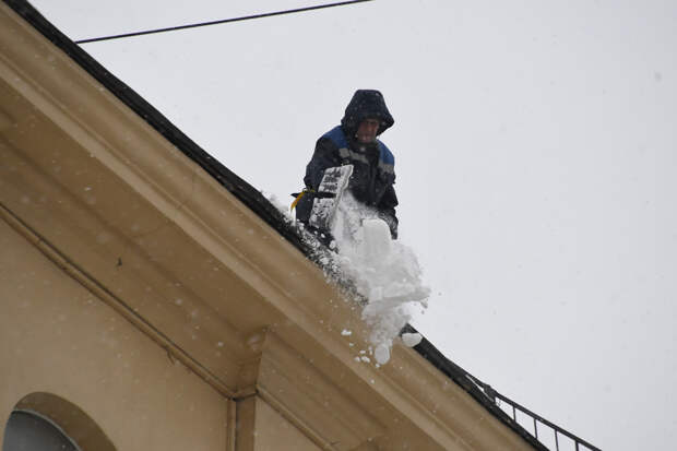 На севере Москвы во время уборки снега на крыше сорвался рабочий