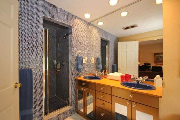 Интерьер второй ванной комнаты оформлен в более спокойных и привычных тонах (ретро-дом в Фрамингеме, США).| Фото: nsmbl.nl.