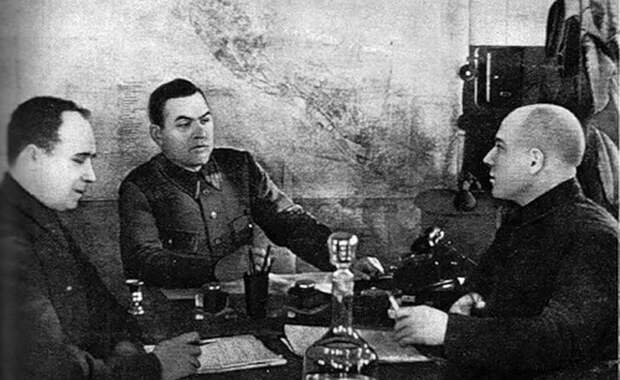 Городской комитет обороны Сталинграда. Слева на право - Воронин, Чуянов, Зименков. 